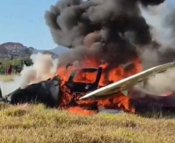 Avião monomotor cai em Mateus Leme; piloto é resgatado sem ferimentos graves