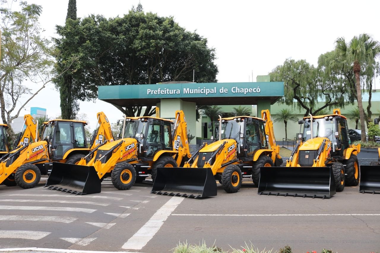 Prefeitura de Chapecó apresenta nova frota de 18 máquinas pesadas