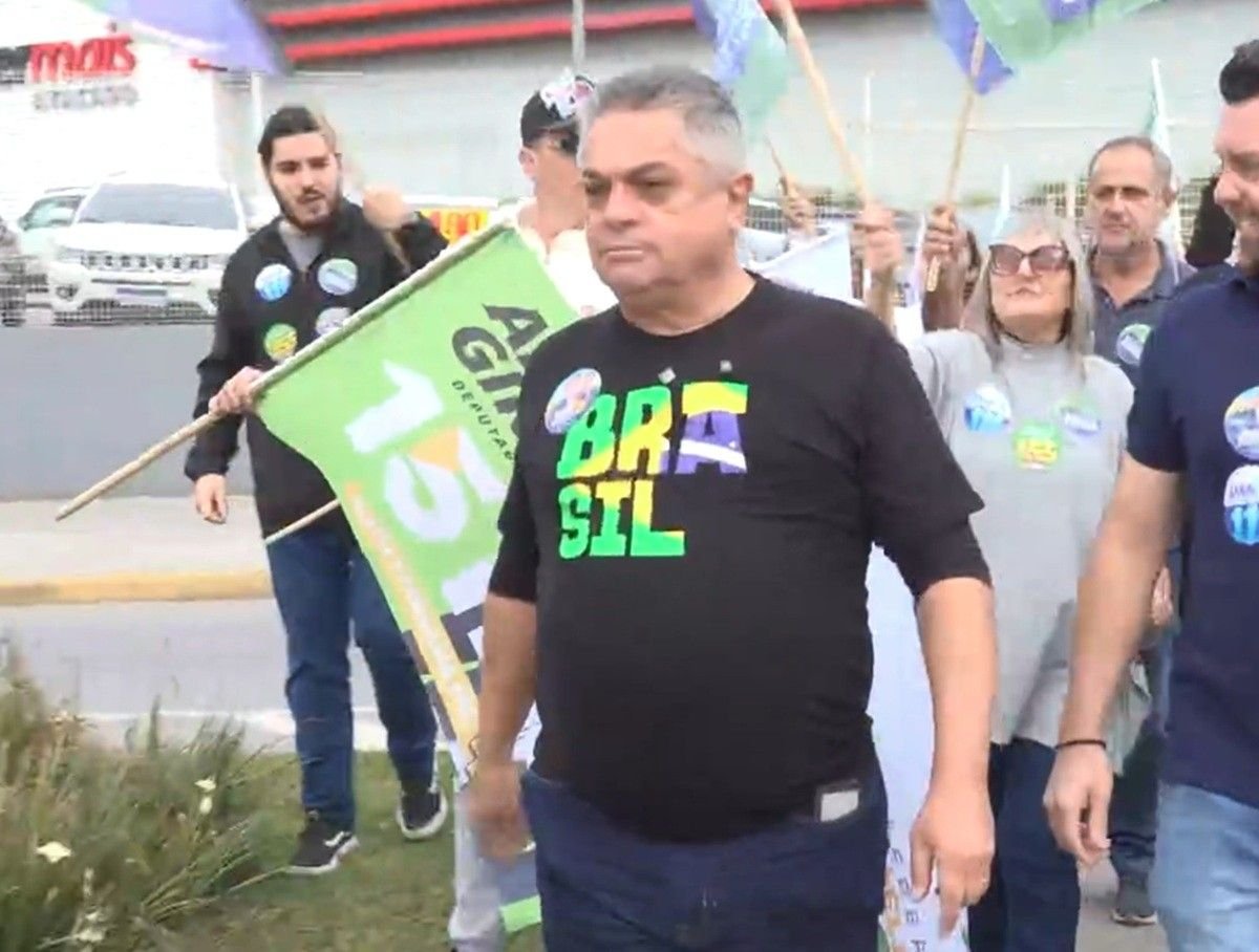 João Rodrigues realiza caminhada em Joinville e se reúne com entidades comerciais