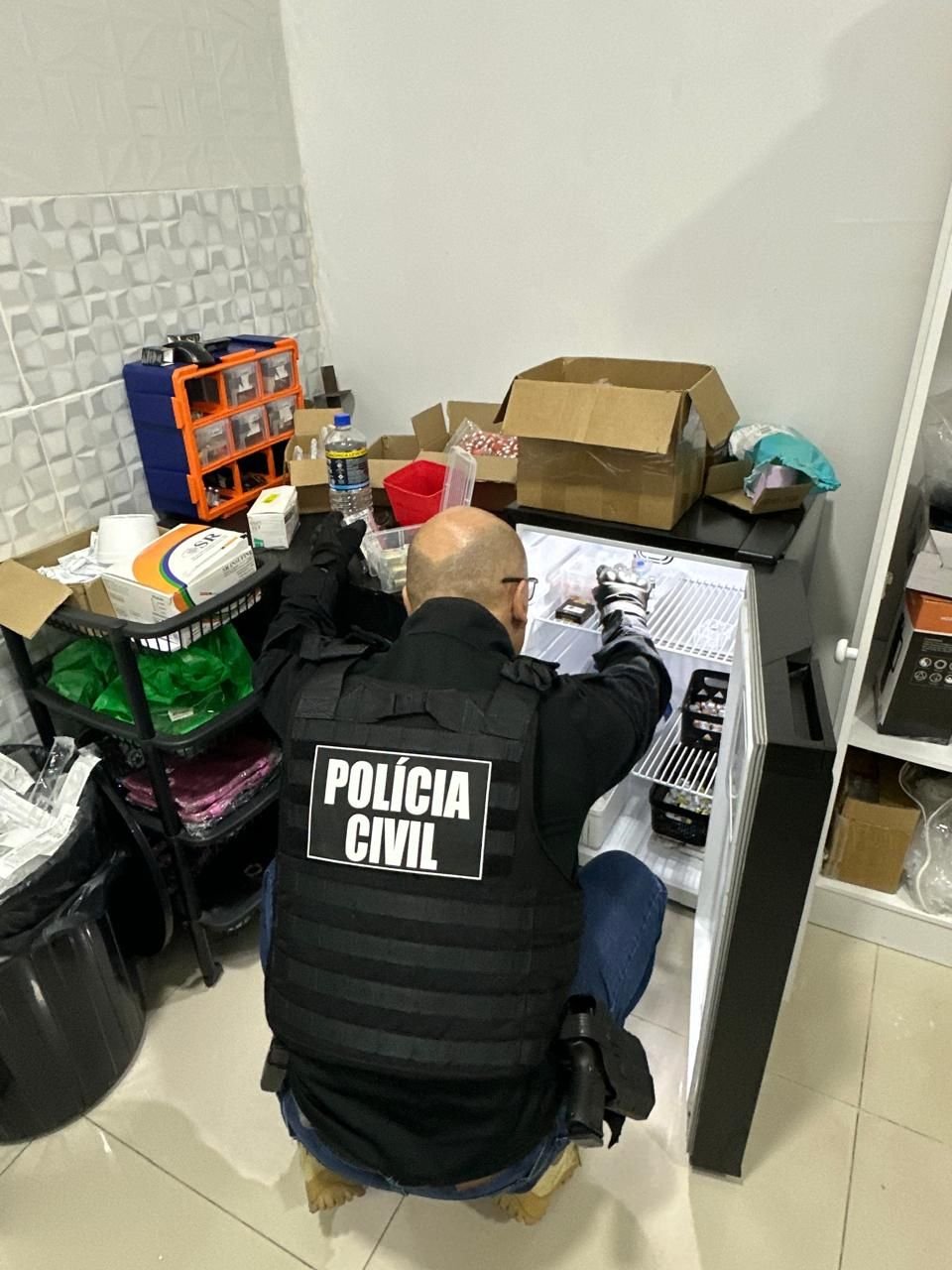 Polícia Civil prende casal por laboratório clandestino de canetas emagrecedoras em Navegantes
