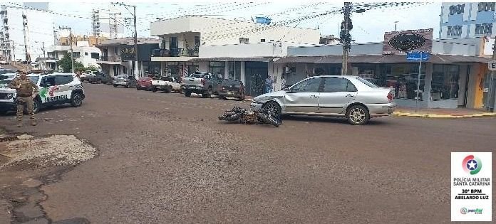 Adolescente de 16 anos fica ferido em colisão entre carro e moto em Abelardo Luz