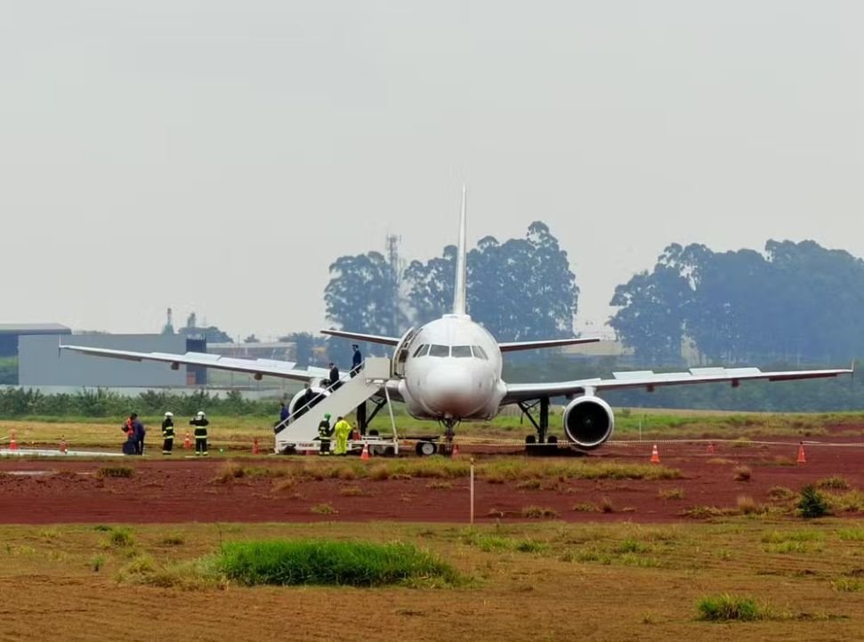 Avião da Latam sai da pista durante pouso em Cascavel