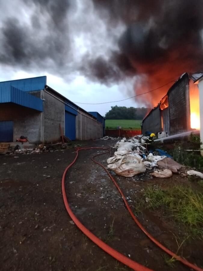 Incêndio atinge indústria de reciclagem em São Lourenço do Oeste