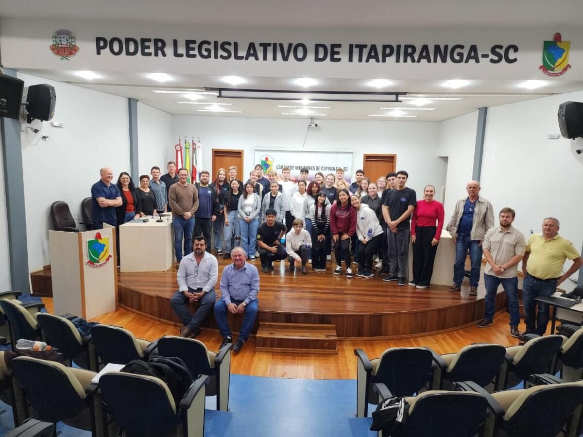 Câmara de Itapiranga realiza sessão com programa Legislativo na Escola