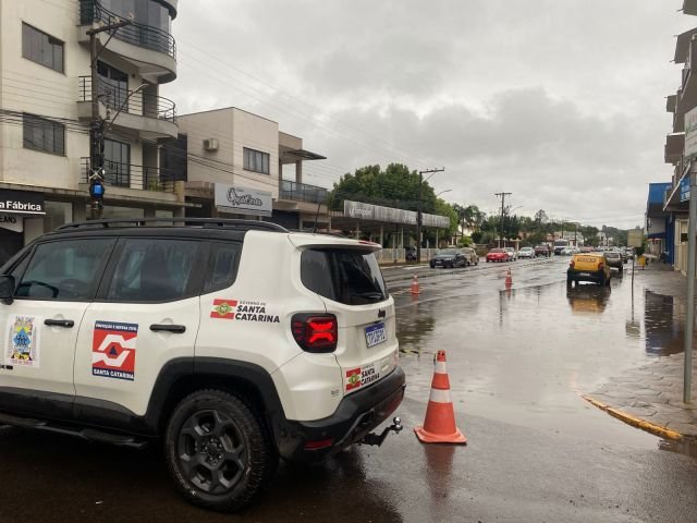 Interdição temporária na Rua Pref. Albino Cerutti Cella em Maravilha devido a acúmulo de água