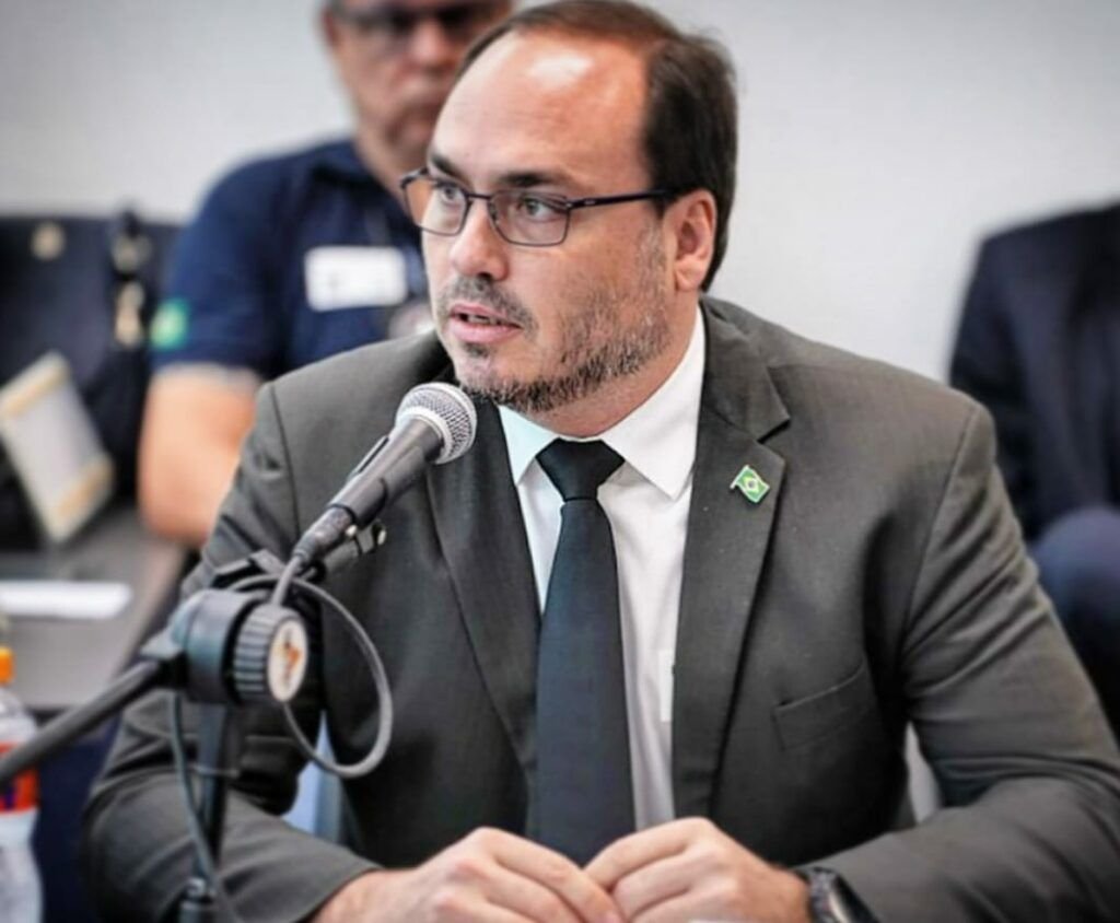 Carlos Bolsonaro enfrenta resistência ao Senado; Lula visita SC em 13 de outubro