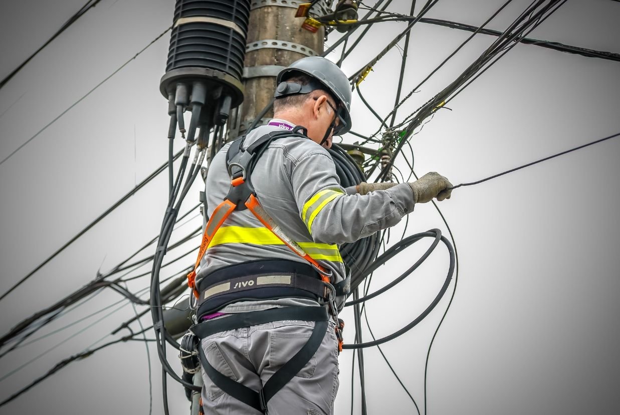 Programa Limpa Fios retira 400 quilos de cabos irregulares em Blumenau