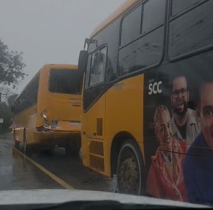 Colisão entre ônibus deixa 16 feridos no bairro Efapi, em Chapecó