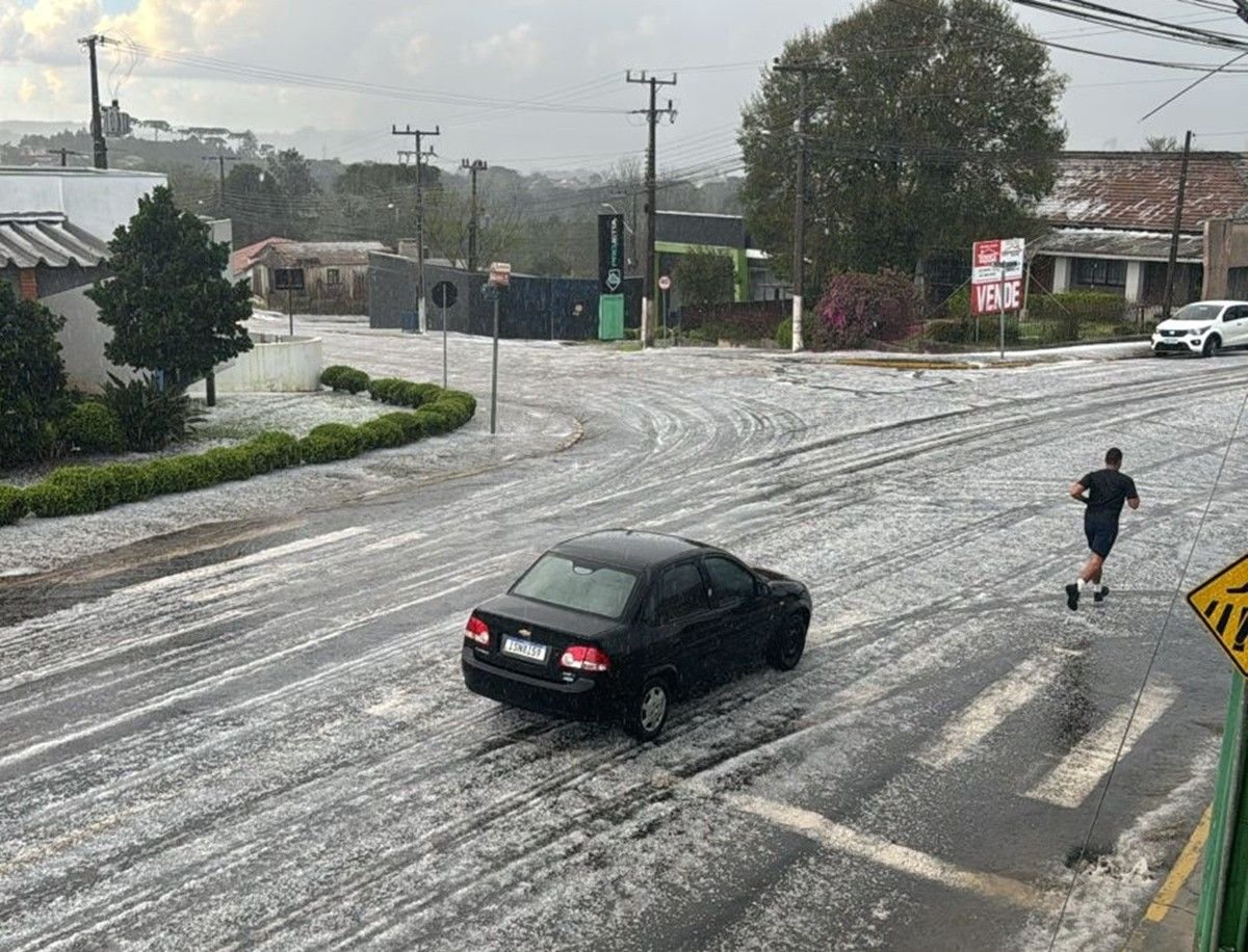 Granizo causa acúmulo e dificulta tráfego em SC; nove cidades em emergência