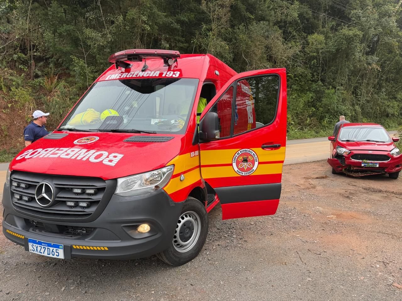 Mulher fica ferida após colisão de carro contra barranco em São Bento do Sul