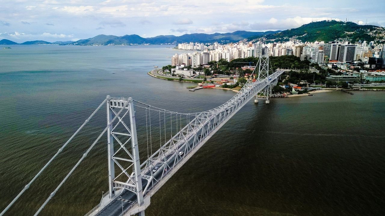SC abre concurso público com 50 vagas e salário de R$ 25,3 mil em Florianópolis
