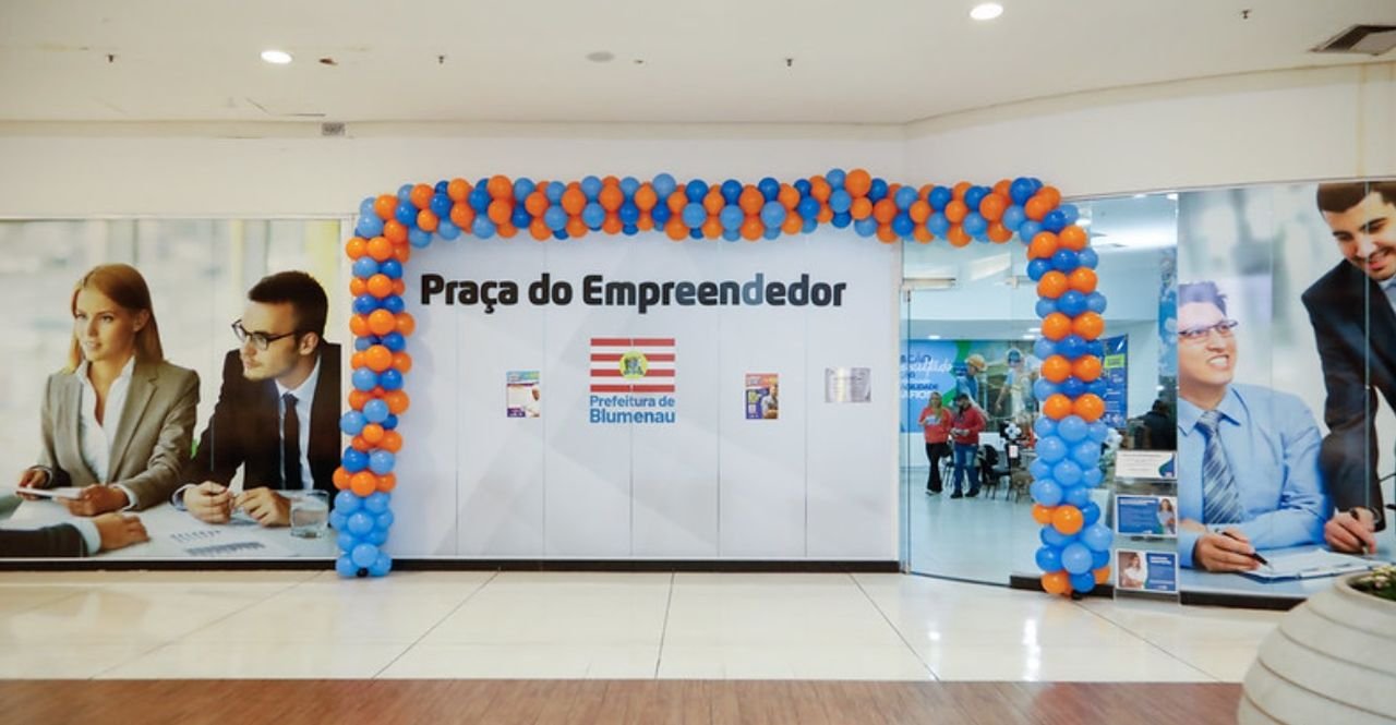 Blumenau oferece apoio a MEIs e pequenos empresários para regularização e acesso a crédito