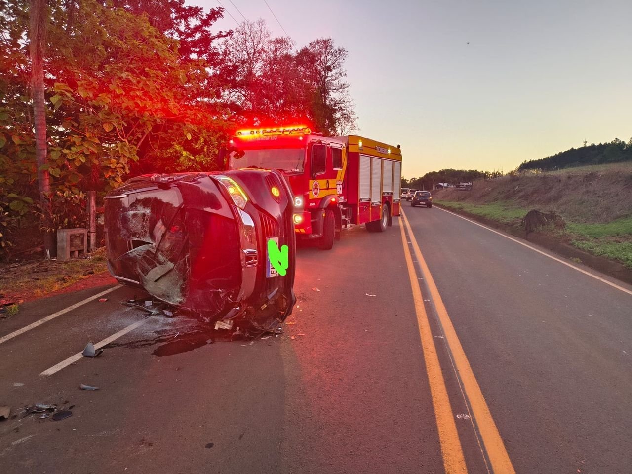 Colisão na SC-283 em Riqueza resulta em feridos e carro contra muro