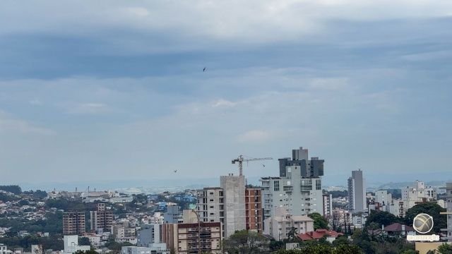 Frente fria provoca mudanças no tempo e alerta para tempestades em SC