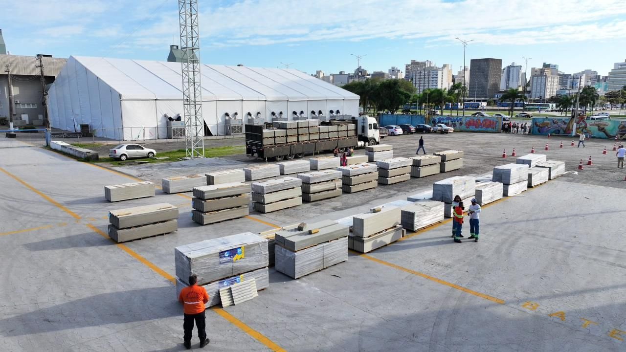 Prefeitura de Florianópolis distribui telhas para famílias afetadas por granizo