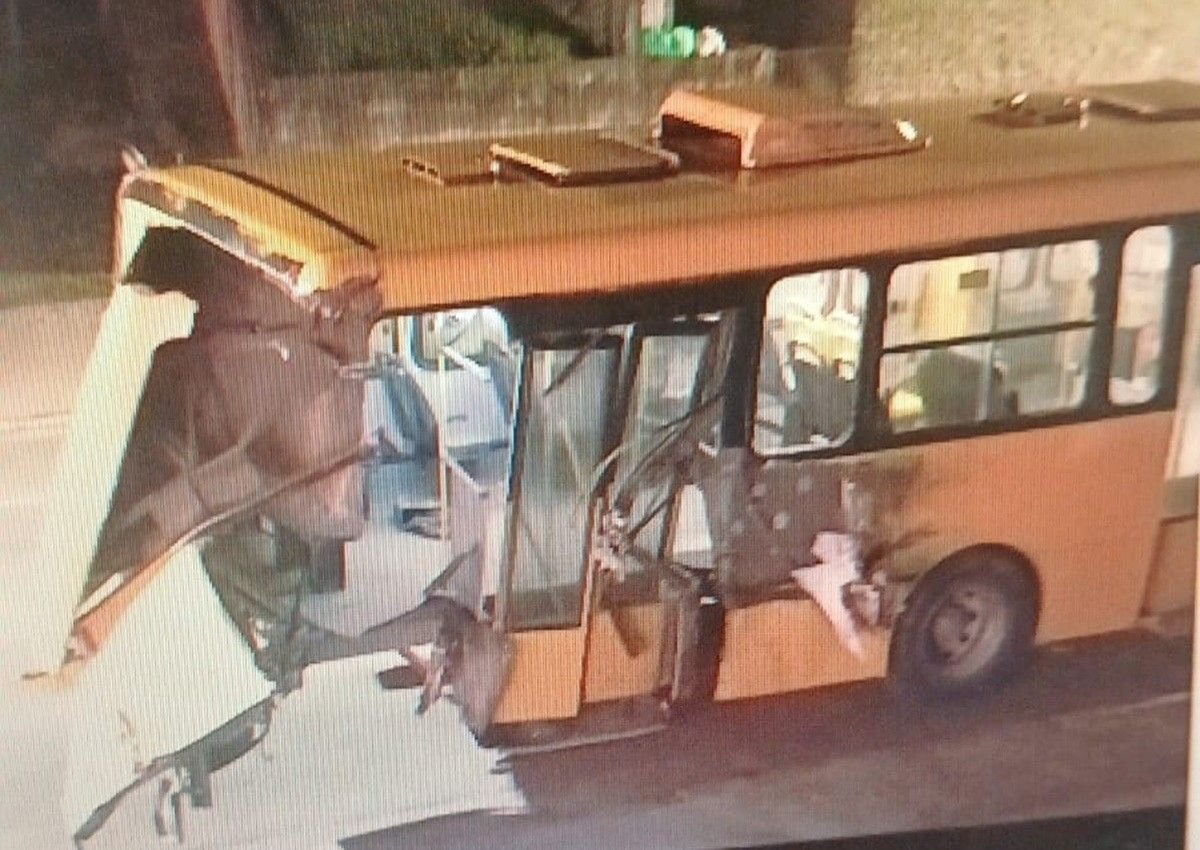 Trem colide com ônibus em cruzamento em Santa Catarina