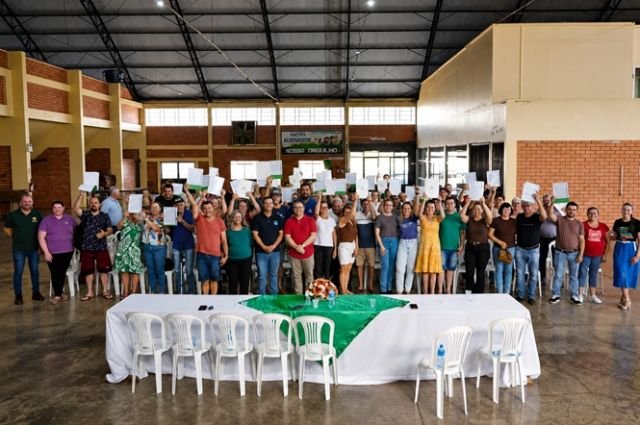 Lar Legal Rural entrega escrituras a 76 famílias no Oeste e Extremo-Oeste de SC