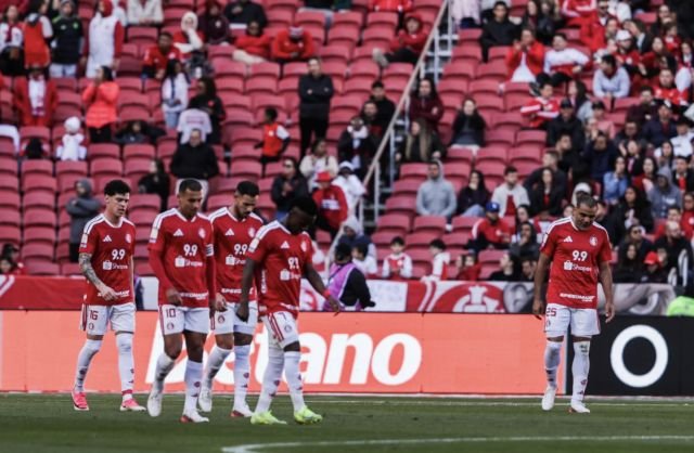 Internacional perde para o Santos e permanece na zona de rebaixamento do Brasileirão