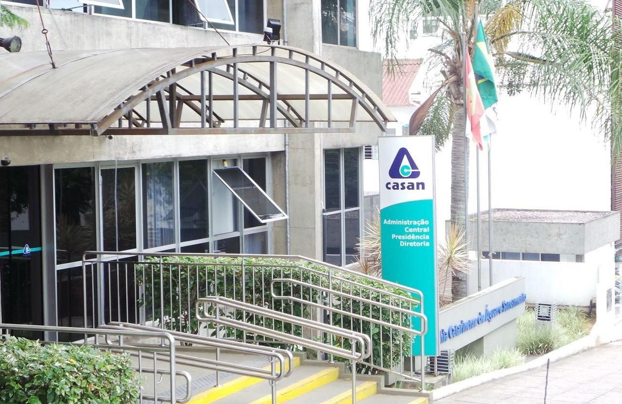 Casan abre concurso com salários de até R$ 12 mil em SC