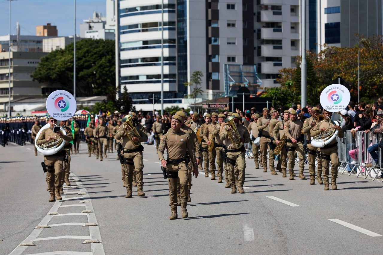 Desfile de 7 de setembro reúne 2,5 mil estudantes e Forças Armadas em Florianópolis
