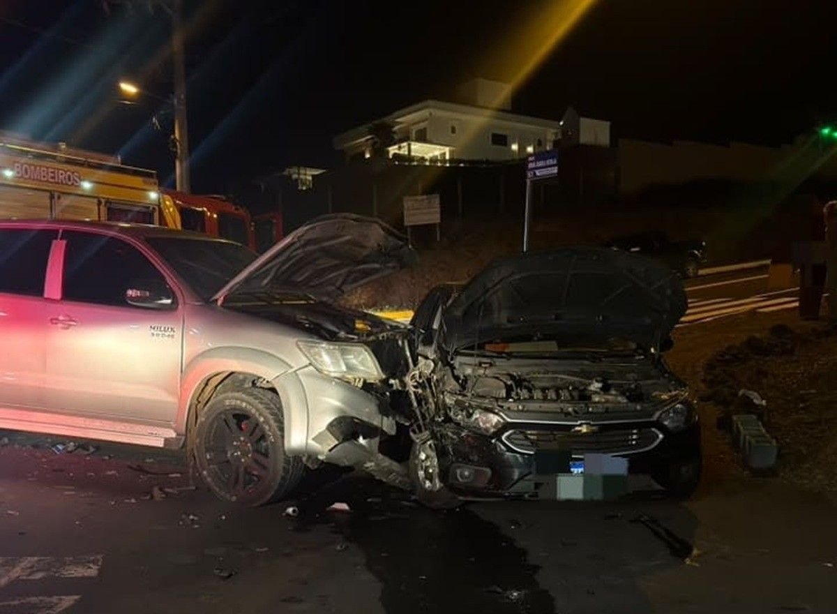 Acidente em SC envolve caminhonete e carro; mulher gravemente ferida e bebê encontrado seguro