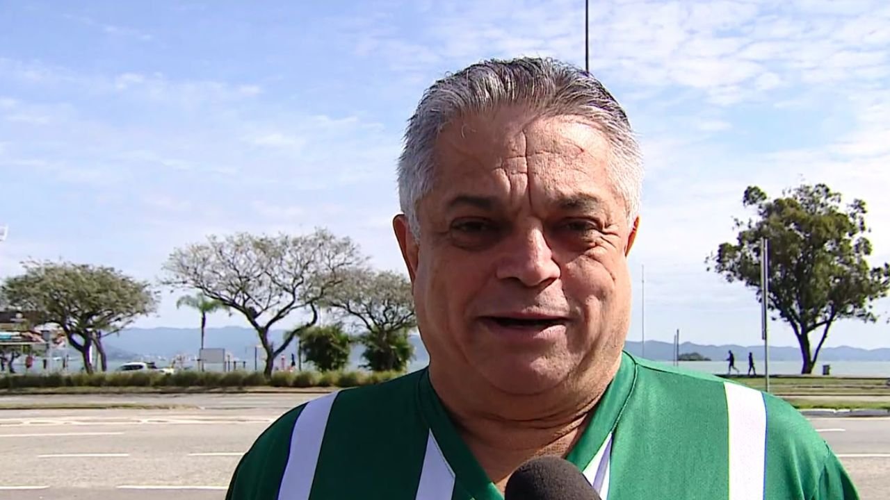 João Rodrigues ouve reivindicações de moradores em Florianópolis