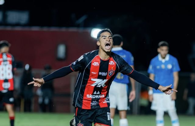 Grêmio perde para o Vitória e permanece sem vencer fora de casa no Brasileirão