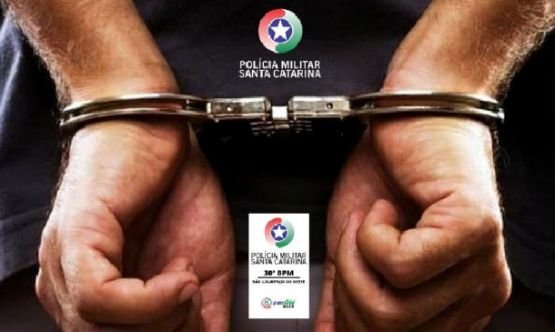 Homem é preso após agredir e ameaçar companheira em Quilombo