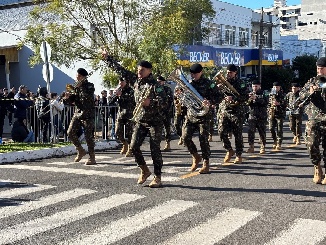Desfile de 7 de Setembro reúne mais de 10 mil pessoas em São Miguel do Oeste
