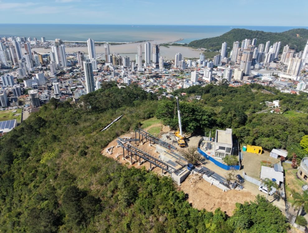 Obras do novo deck do Morro da Cruz avançam com montagem da estrutura metálica