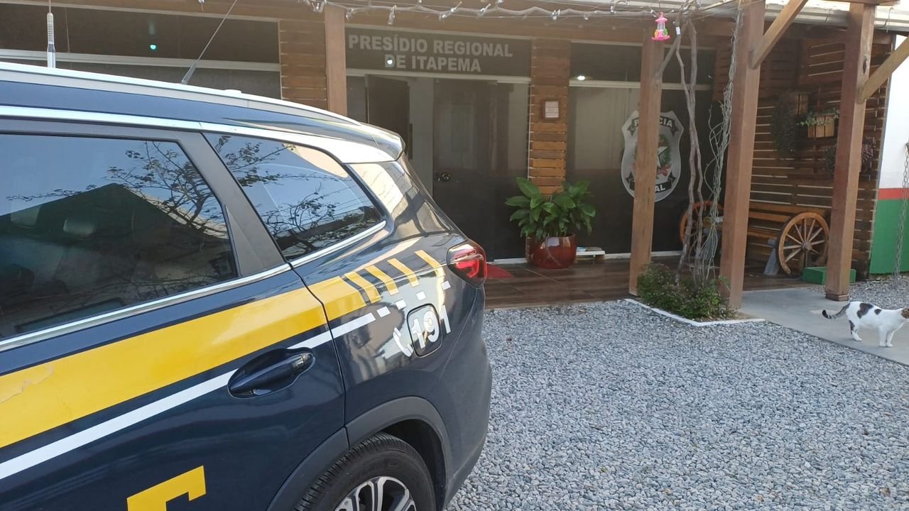 Homem procurado por homicídio é preso na BR-101 em Itapema