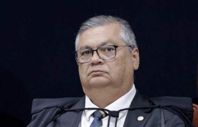 Dino determina retorno de diretores da PF após suspensão de Mendonça