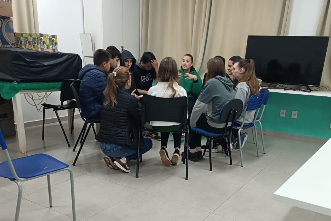 Alunos da Escola Cachoeirinha realizam júri simulado sobre drogas