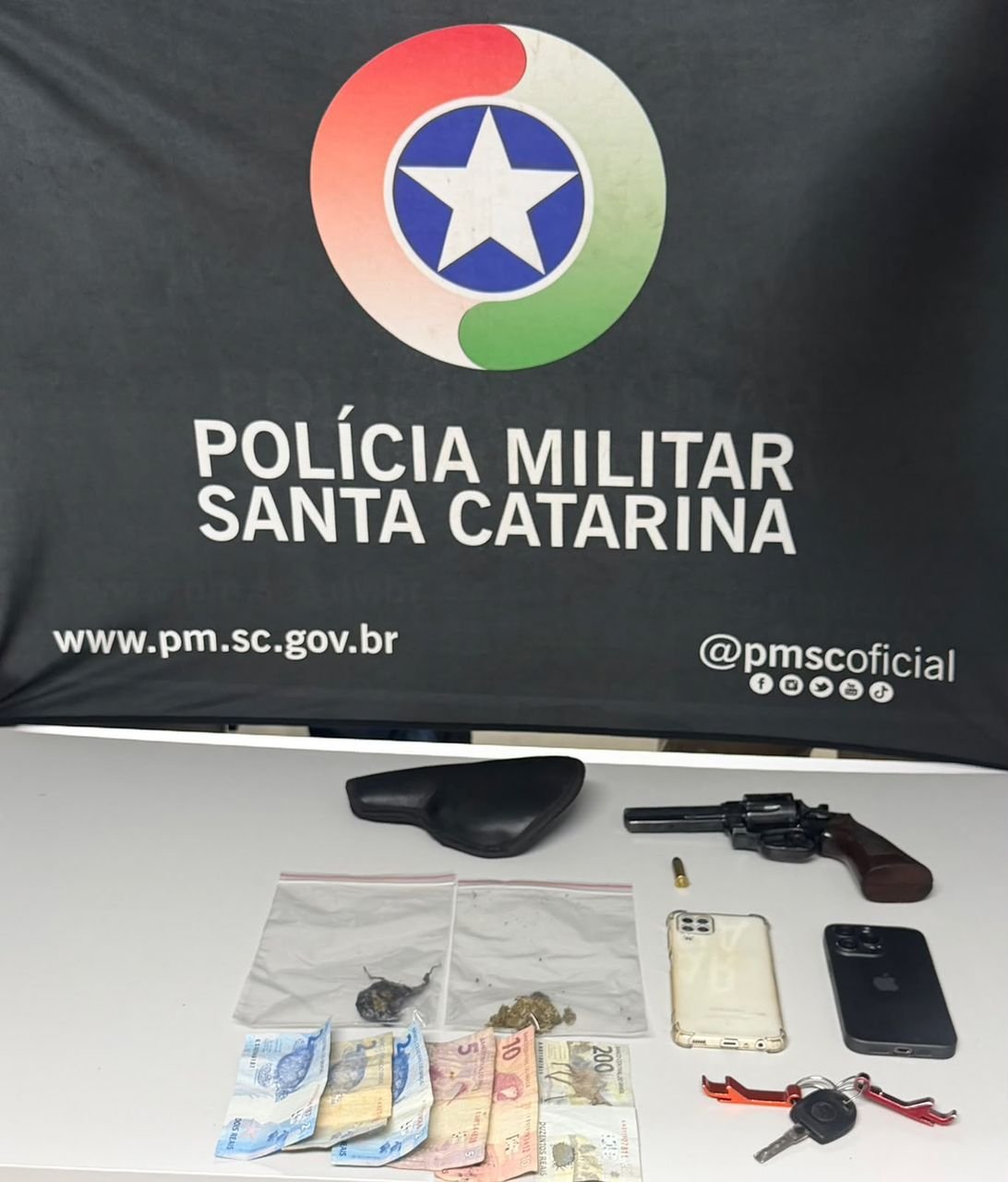 Polícia Militar apreende revólver e drogas em abordagem em Xaxim, SC