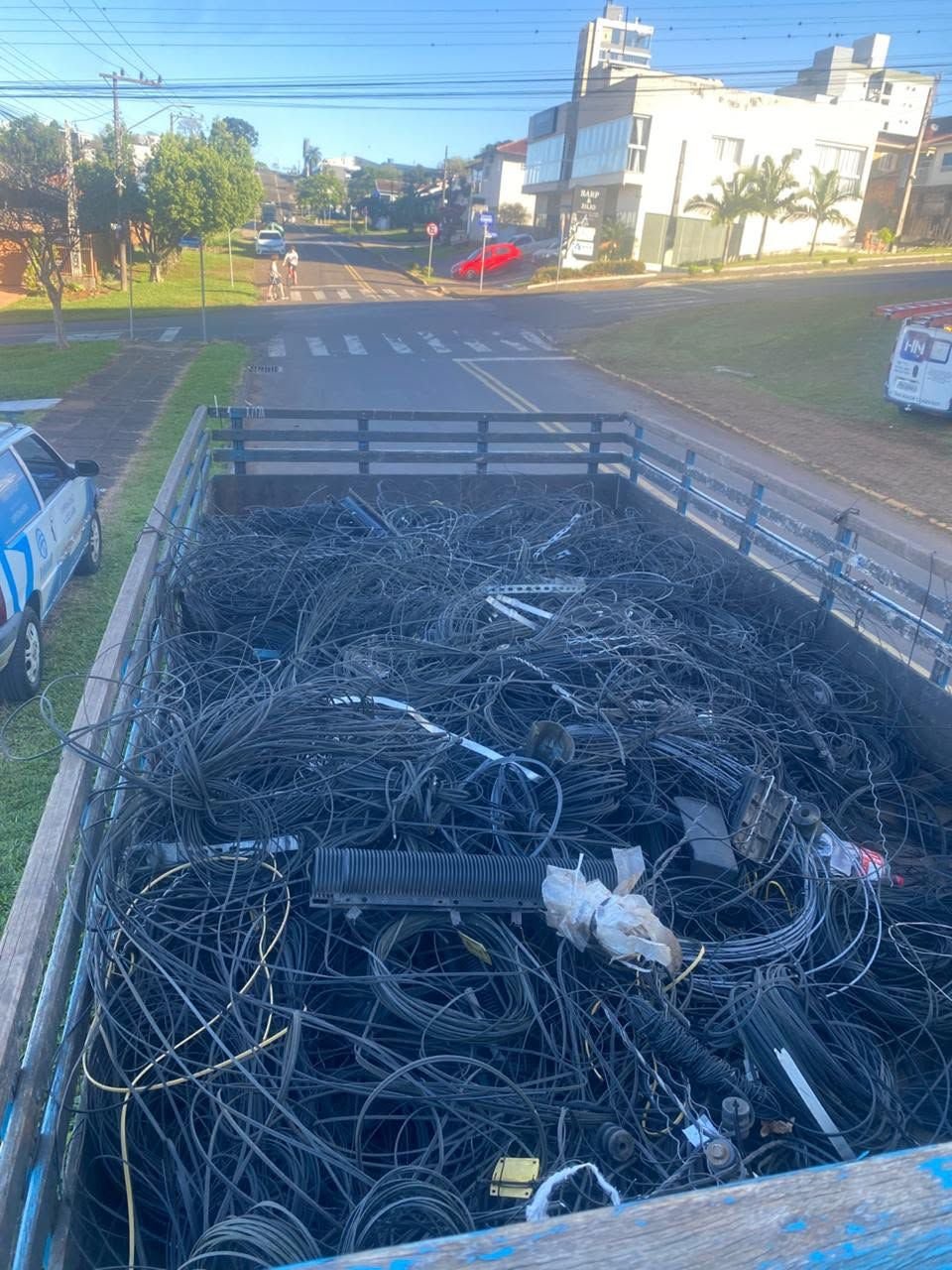 Chapecó realiza mutirões para retirada de fios soltos nas redes