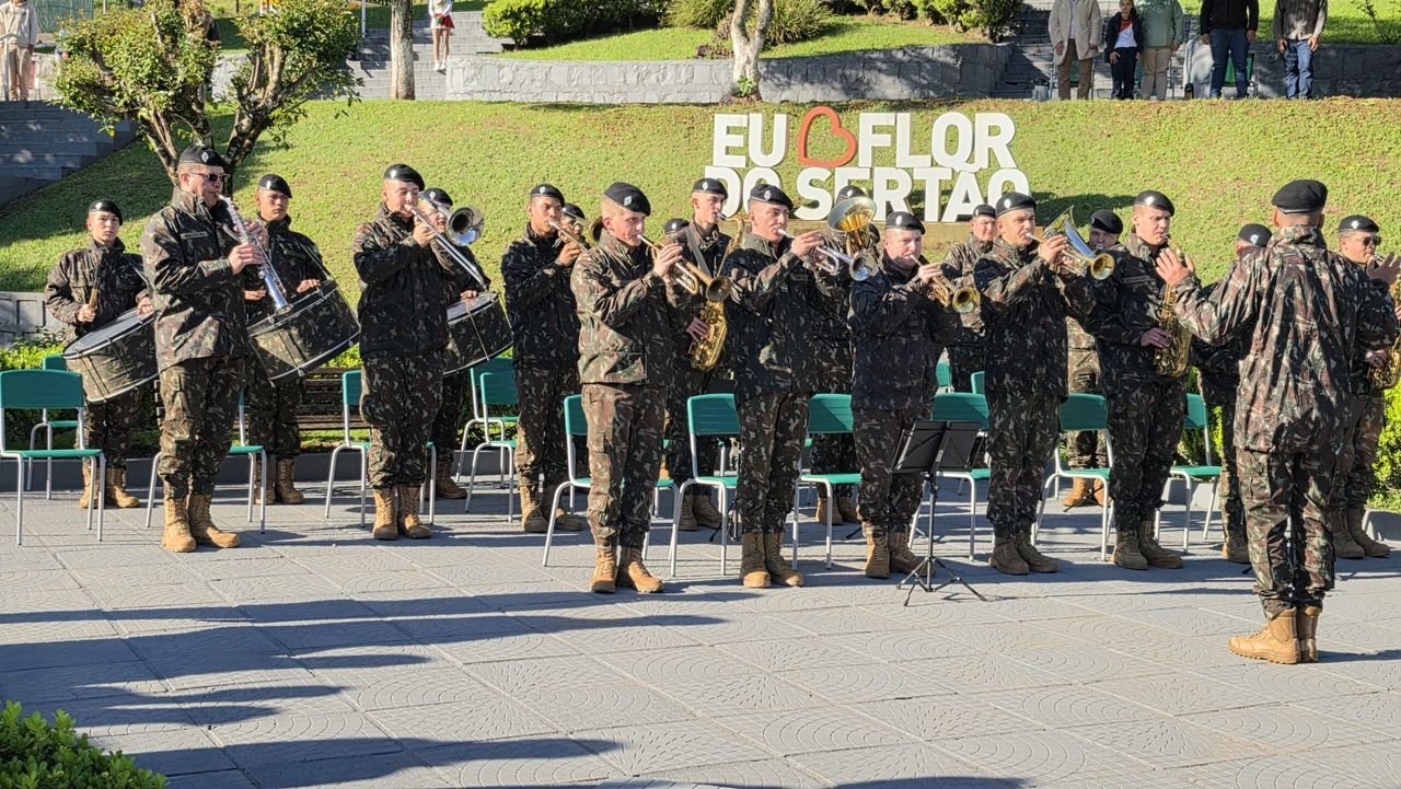 Flor do Sertão Realiza Desfile Cívico em Comemoração ao Dia da Independência