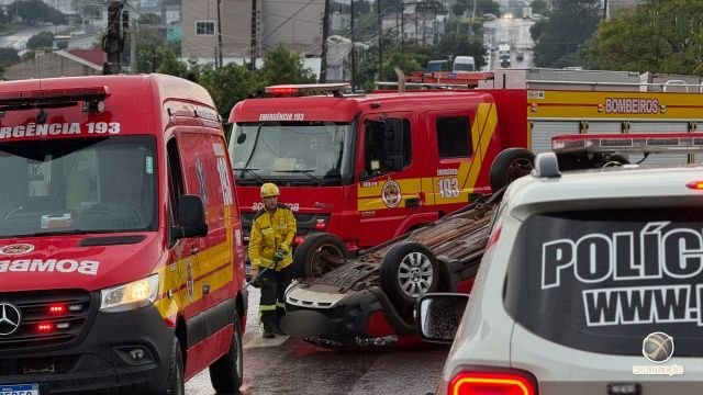 Motorista foge após colisão que capotou picape em São Miguel do Oeste