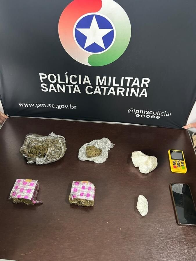 PM apreende cocaína e maconha e prende mulher na BR-282