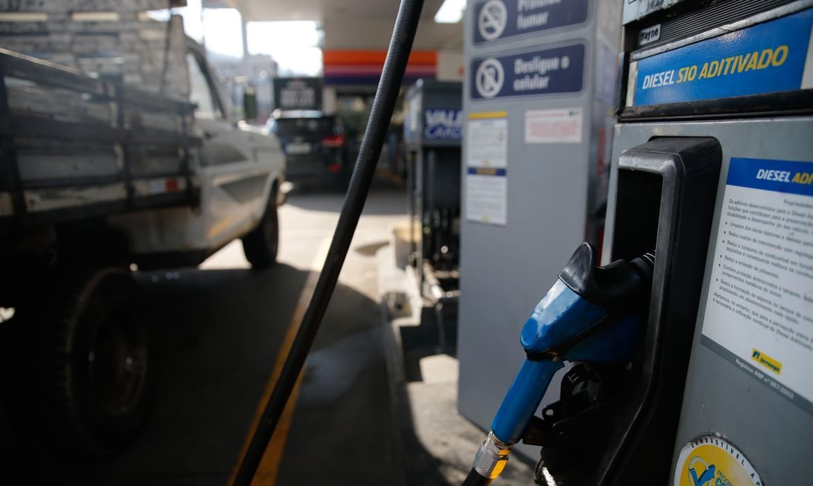Governo federal amplia subsídios para gasolina e diesel após alta do petróleo