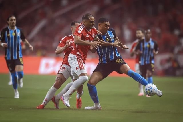 CBF reconhece erro em lance de Carlos Vinícius no Gre-Nal da Copa do Brasil