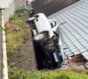Carro desgovernado atinge casa em Chapecó sem deixar feridos