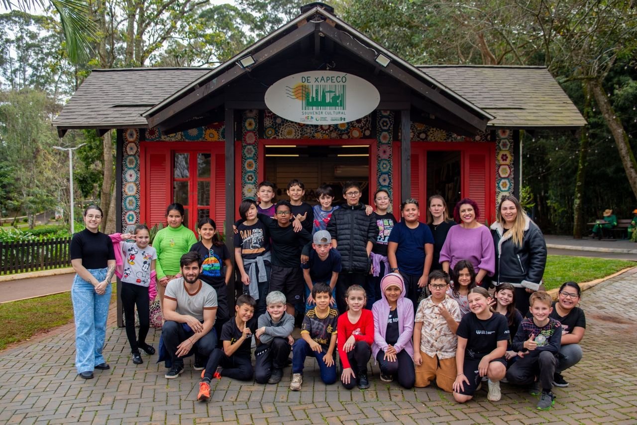 Estudantes de Chapecó conhecem trabalho de artesãs durante visita ao Ecoparque