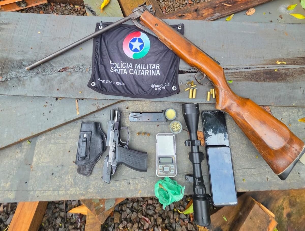Polícia Militar apreende armas e drogas em operação em Flor do Sertão