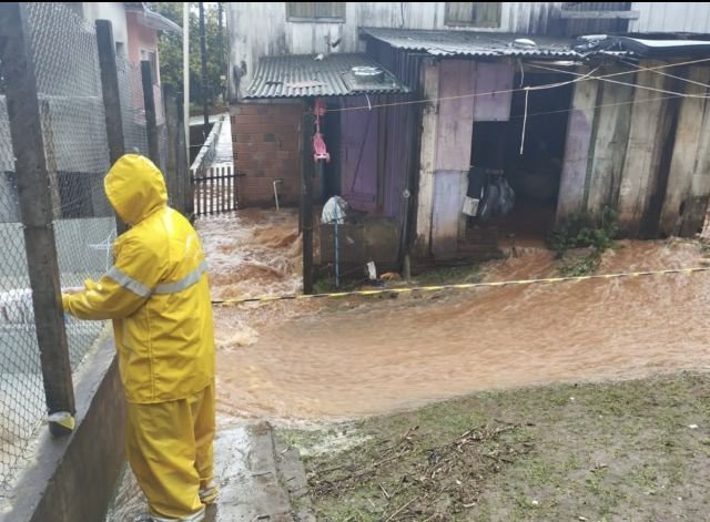 Granizo e vendaval causam danos e evacuação em Itapiranga