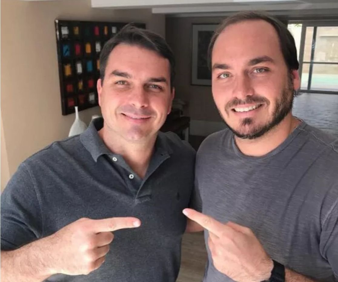 Empresa de Flávio e Carlos Bolsonaro registrada no mesmo endereço de negócios de Antonio Carlos Antunes