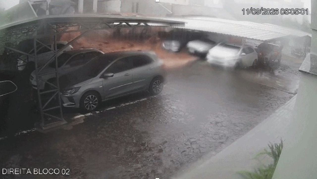 Desabamento de muros causa danos em garagem de prédio em Chapecó