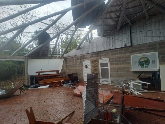 Temporal causa destruição em propriedade rural entre Guaraciaba e São José do Cedro