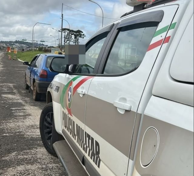 PM recupera carro furtado com adultos e criança na BR-282 em Maravilha