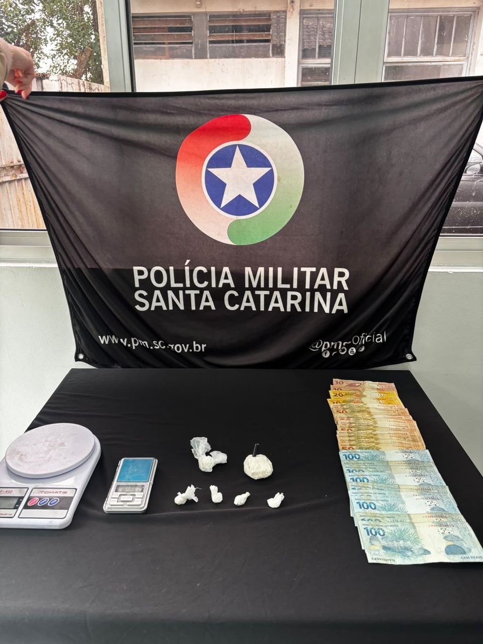 PM apreende cocaína, dinheiro e recupera bicicleta furtada em São Miguel do Oeste