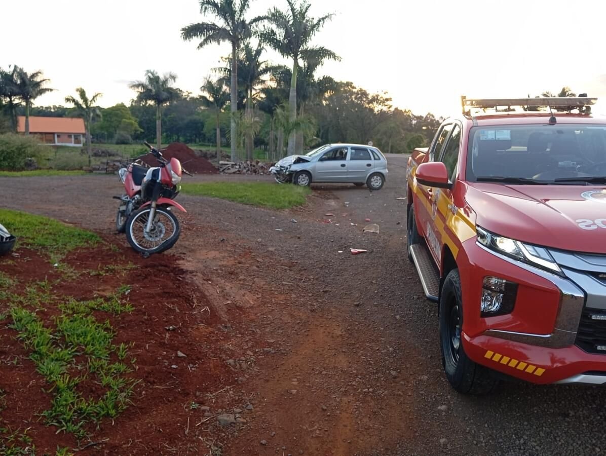 Colisão entre carro e moto deixa dois feridos em São João do Oeste
